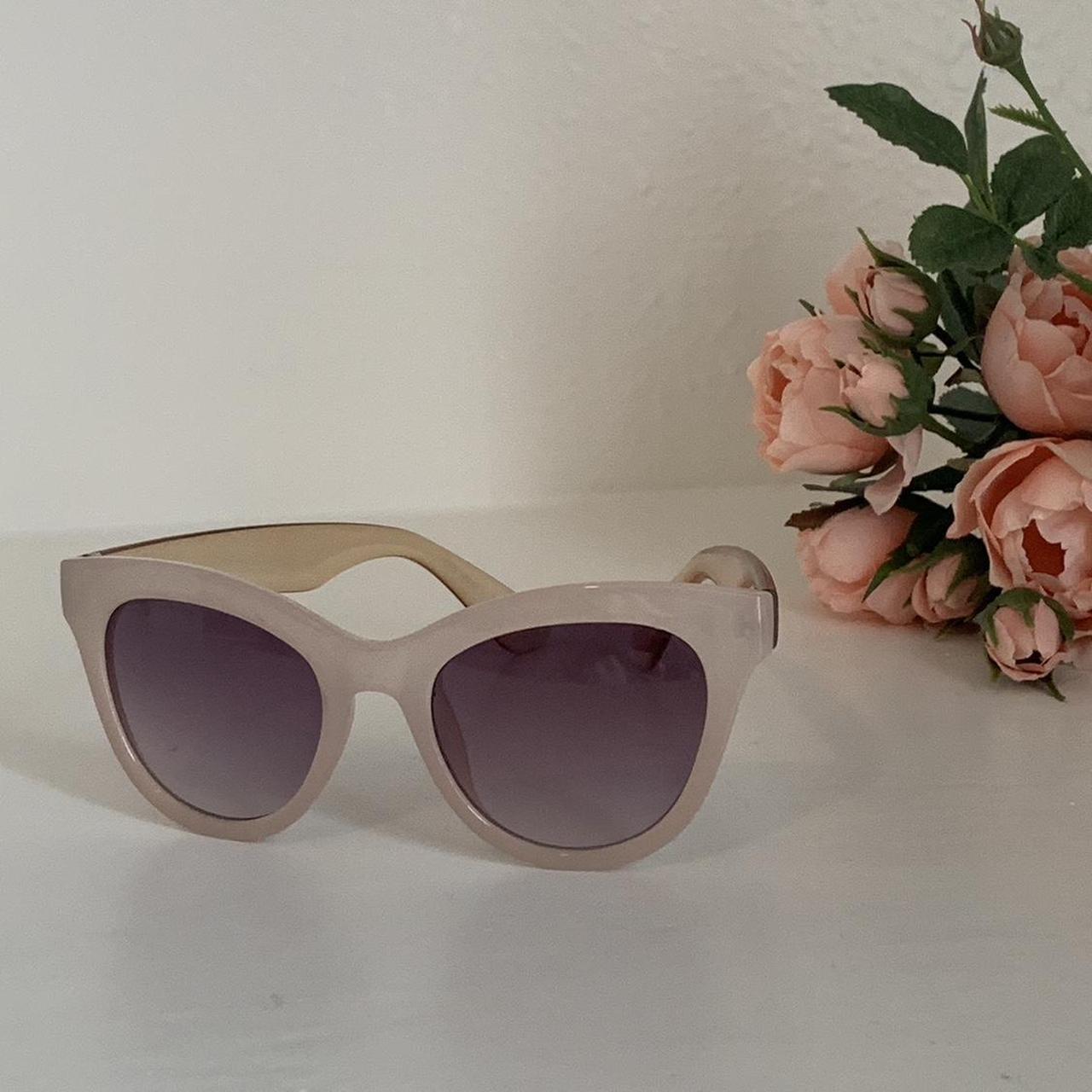 Topshop – Sechseckige Sonnenbrille aus goldenem Metall mit getönten Gläsern  Color: Golden: Buy Online in the UAE, Price from 129 EAD & Shipping to  Dubai | Alimart