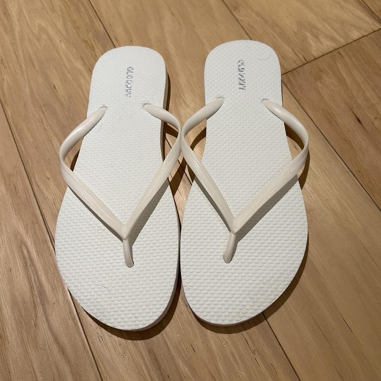 White old navy online flip flops