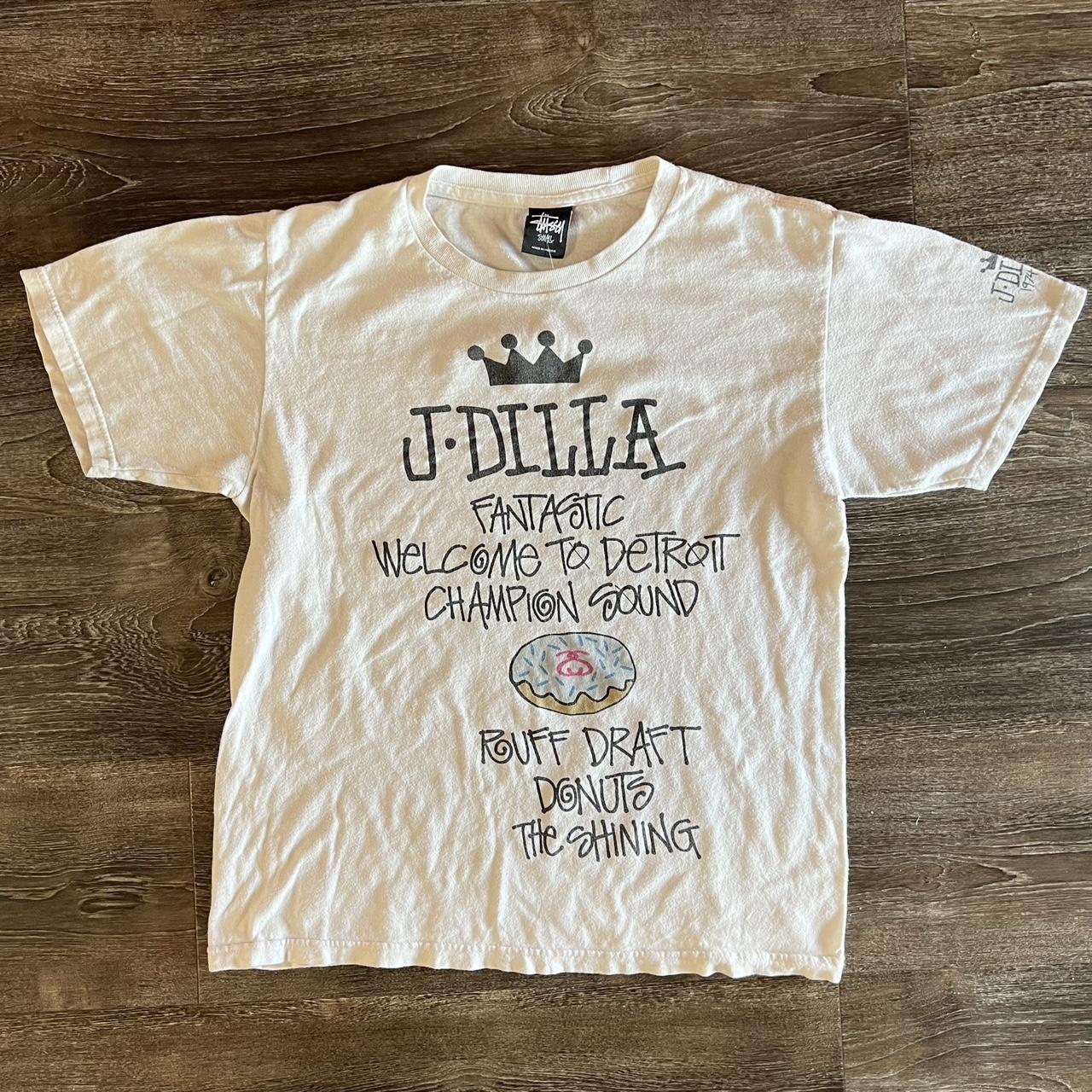 日本語版公式通販サイト Stussy J Dilla Tシャツ - トップス