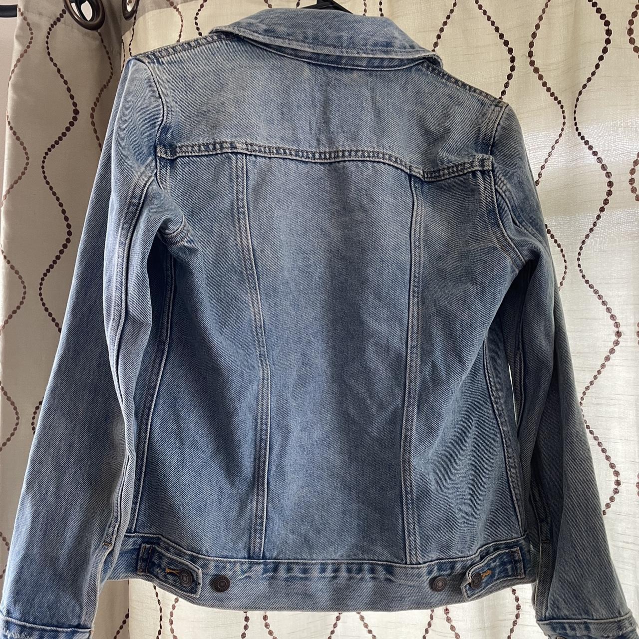 Levi’s fitted denim jacket Has super cute... - Depop