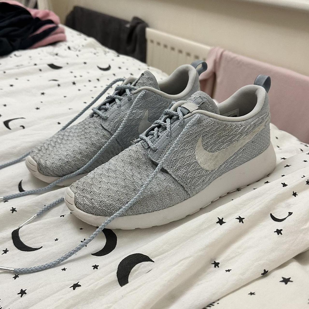 Nike roshe run flyknit 2024 grey and blue trainers