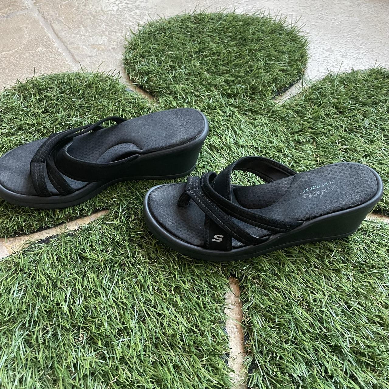 Skechers silver flip on sale flops