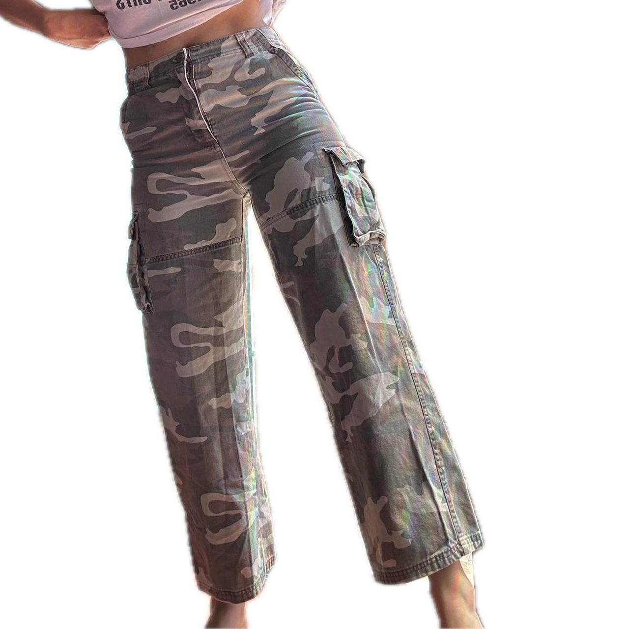 90's camo cargo pants in green and high | Depop