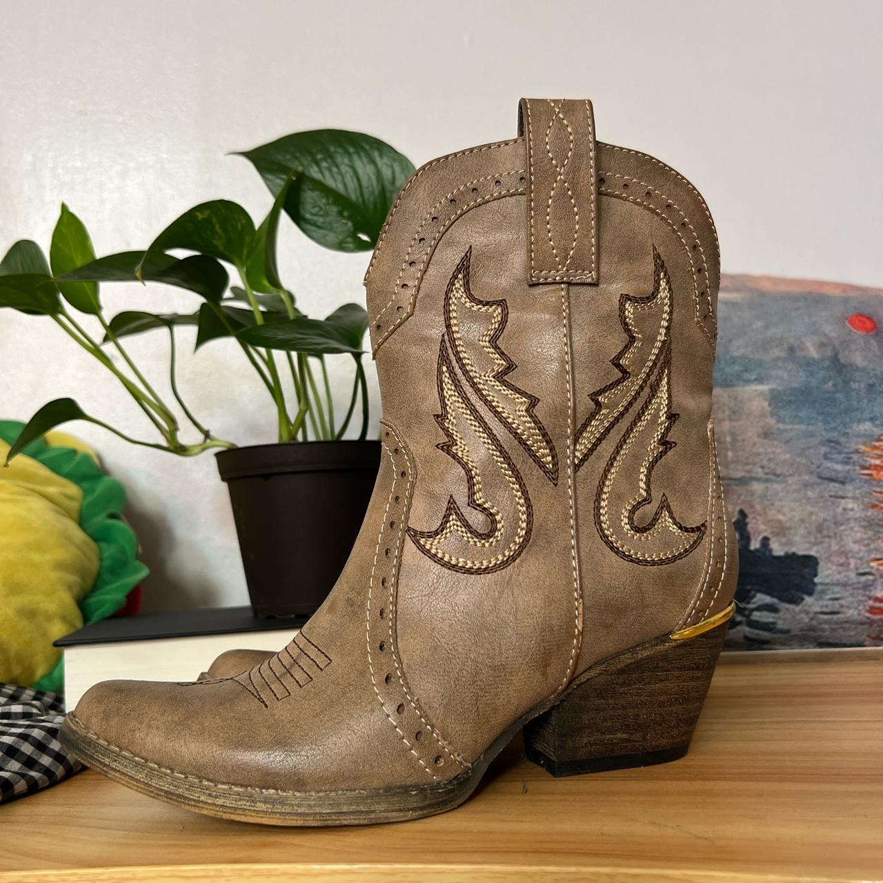 Used 2025 cowgirl boots