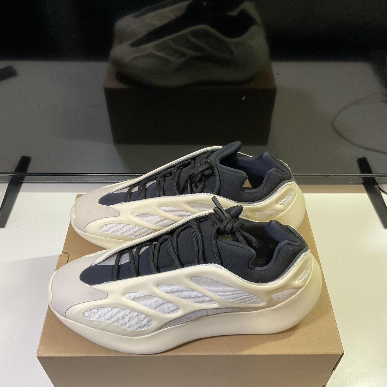 Yeezy 700 sales lace size