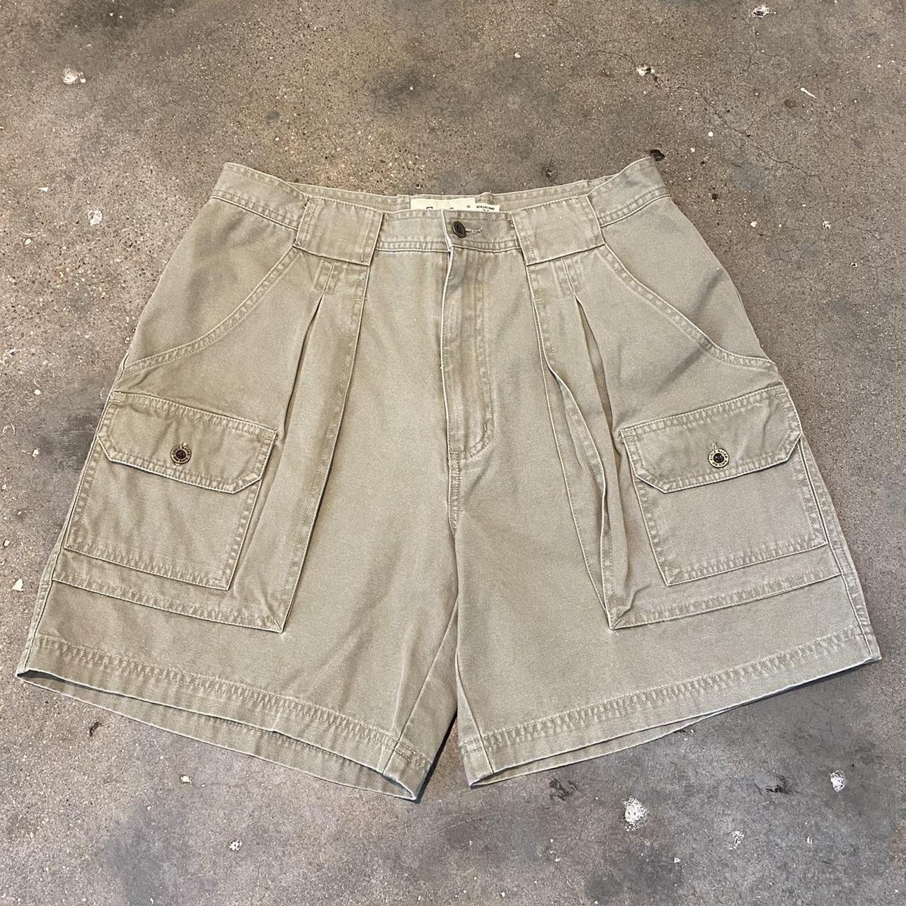 Eddie Bauer Cargo Shorts Tagged Mens 34 MODEL IS... - Depop