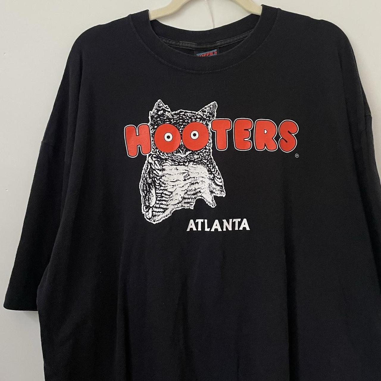 Vintage 90s Hooters Atlanta tee 📏 size... - Depop