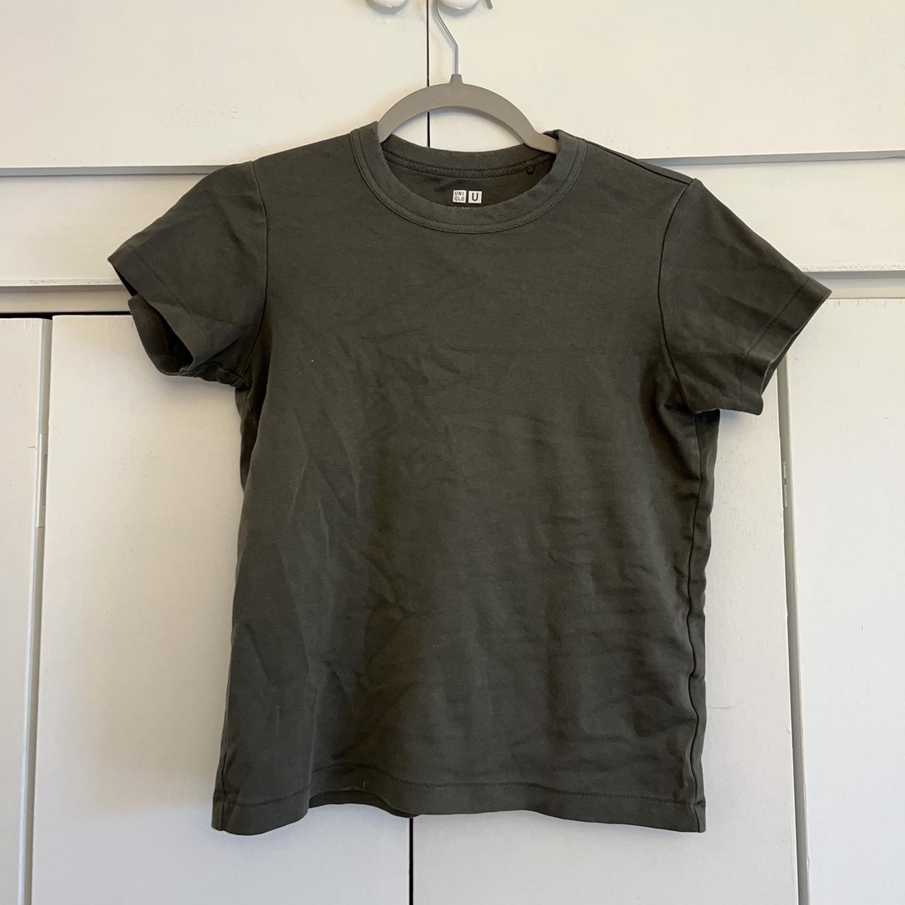 UNIQLO Women's T-shirt | Depop