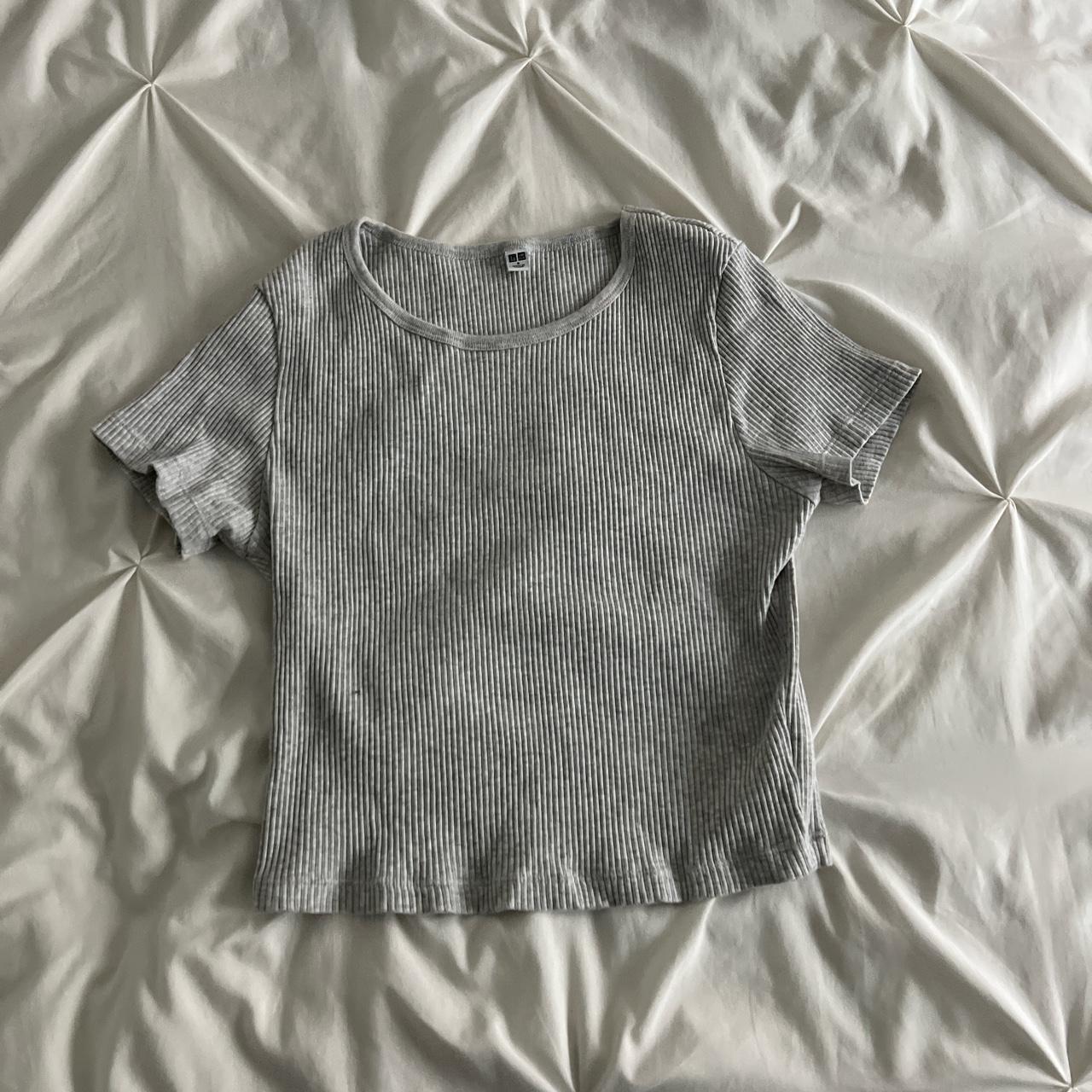 UNIQLO Women's T-shirt | Depop