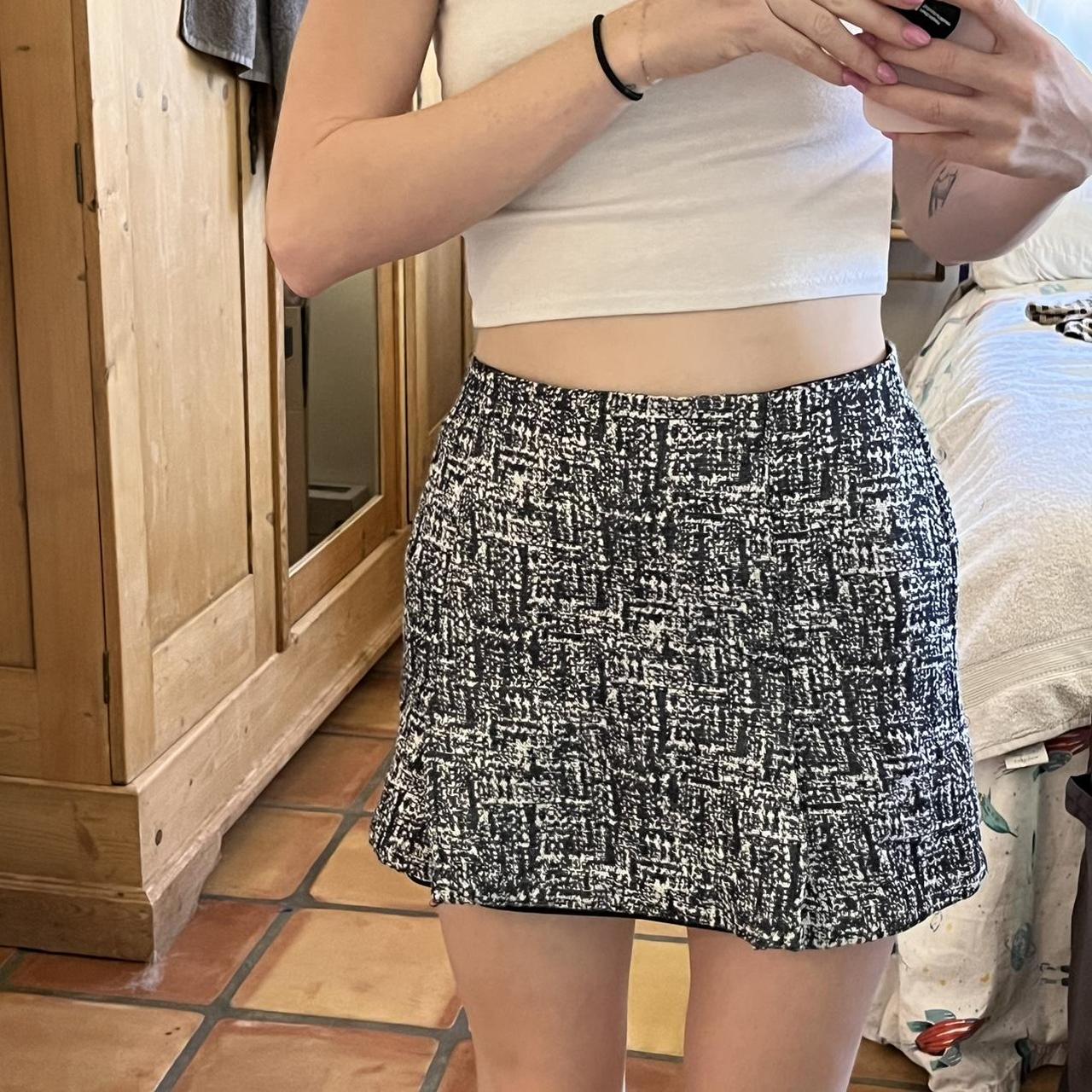 Cute black and white speckled skirt. XS would fit a... - Depop