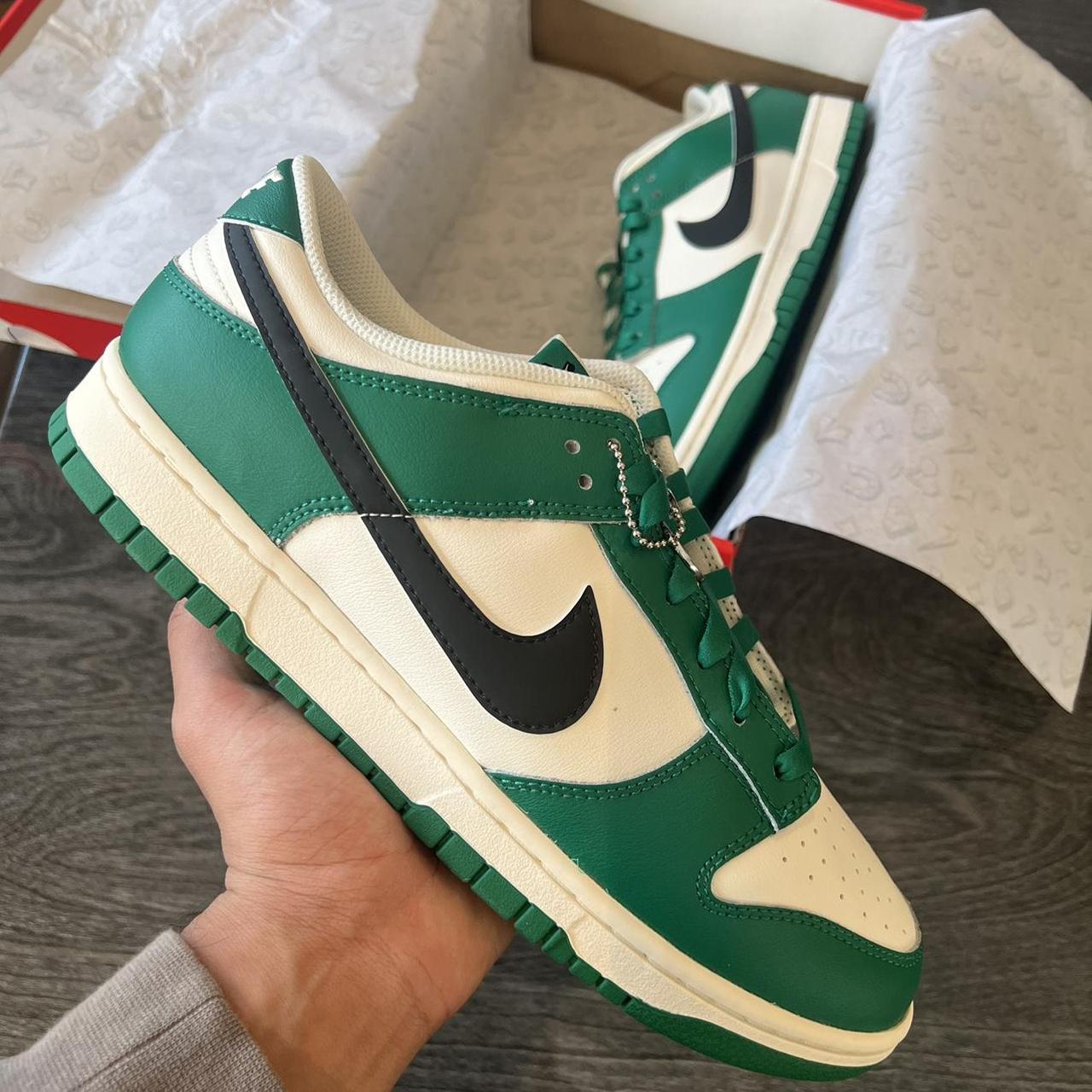 Nike Men's White and Green Trainers | Depop