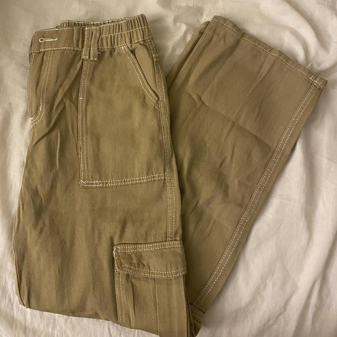 Women’s Tan colored cargo pants, no flaws, barely... Depop