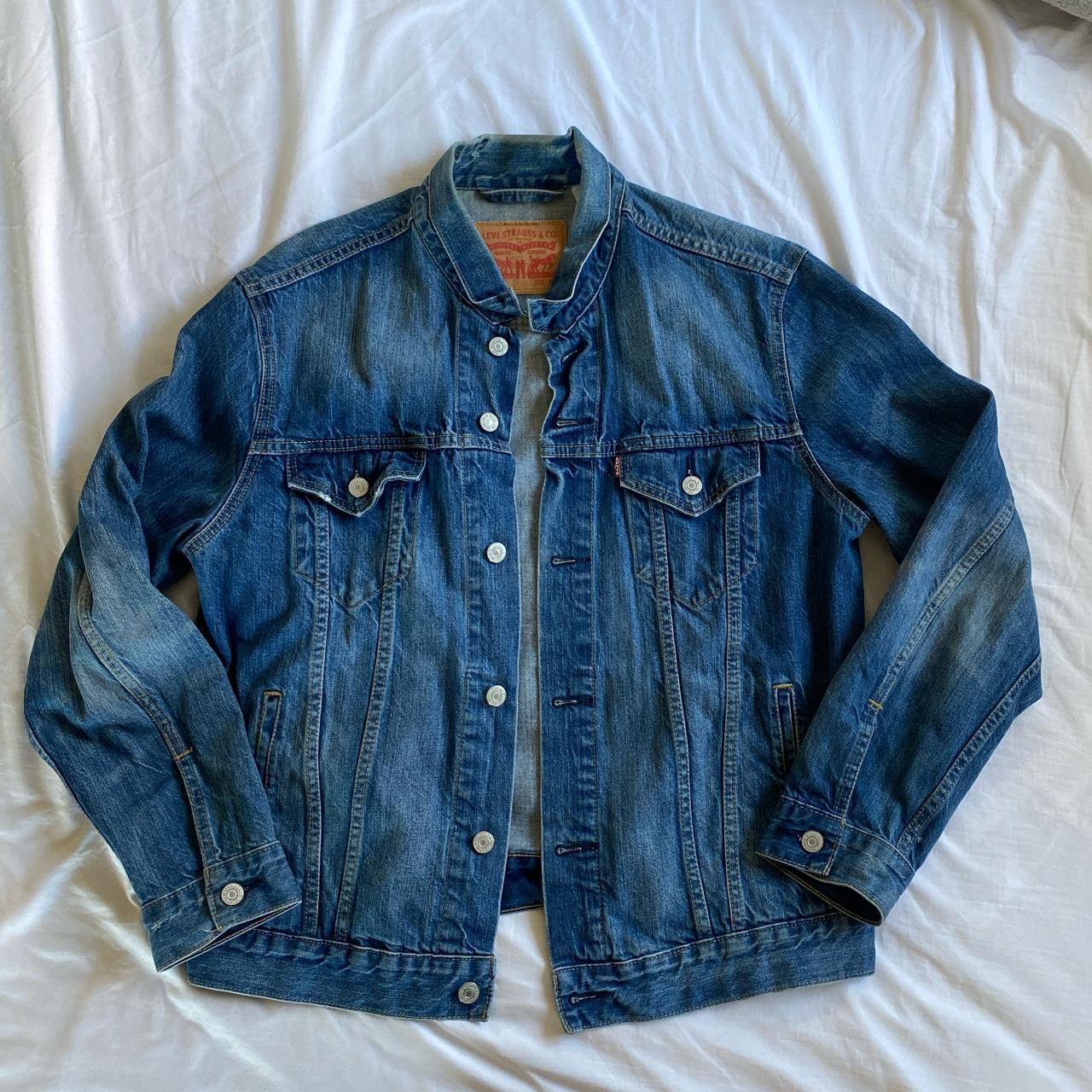 levi’s women’s denim jacket size medium - Depop