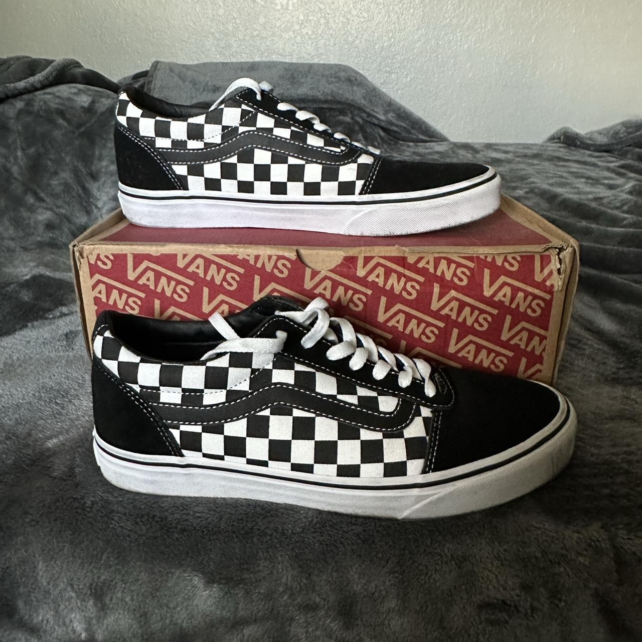 Black and white sale checkered vans junior