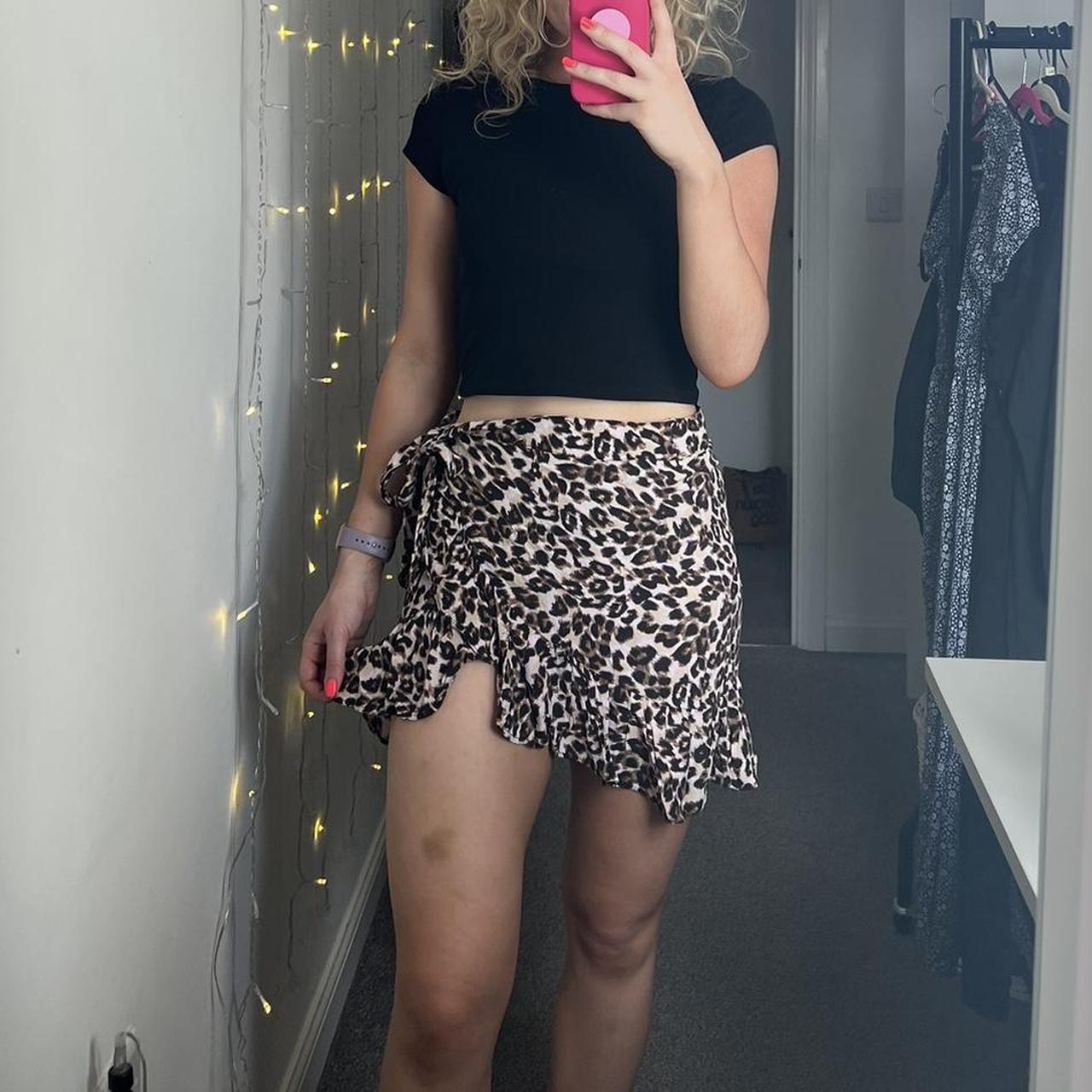 🫶🏻 leopard print skirt - cute tight waist detail -... - Depop