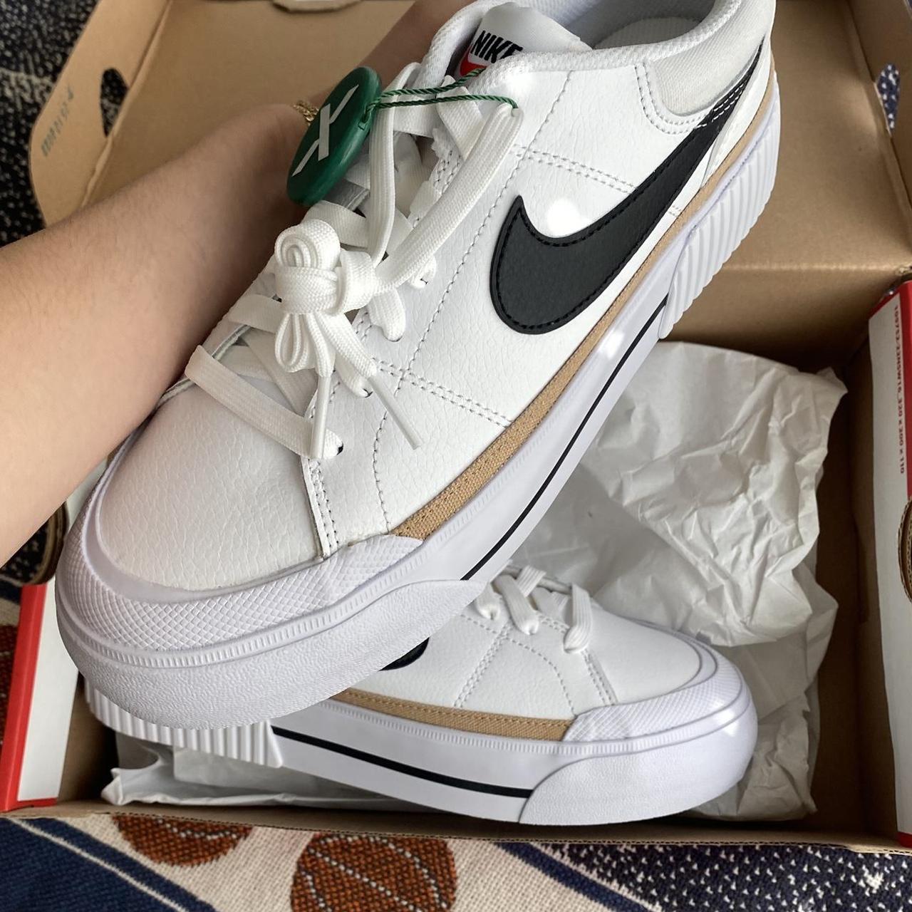 Nike Women's White and Black Trainers (3)