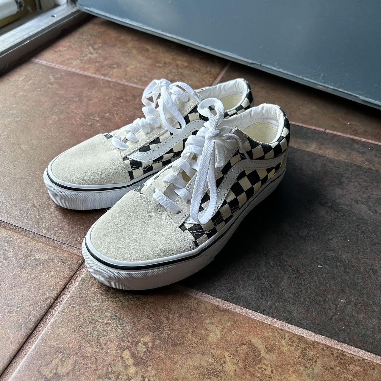 Cream checkerboard vans old 2024 skool