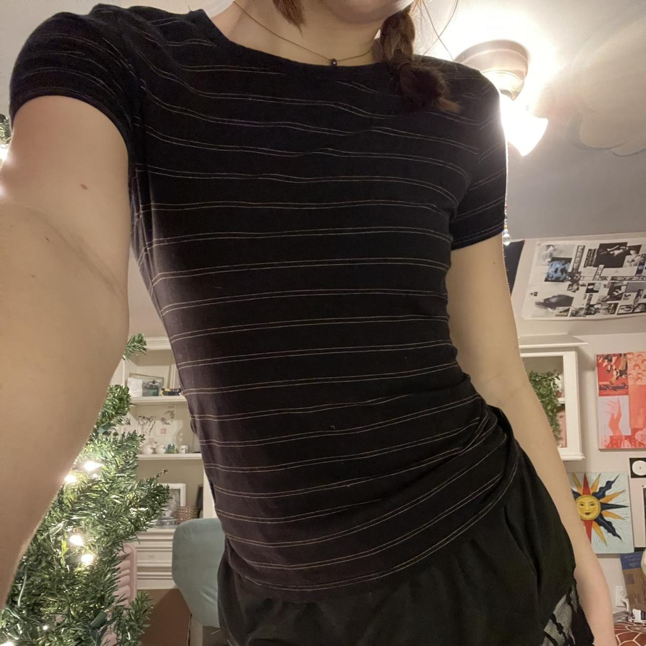 🩸Black and gold stripe tee 🩸Kinda stretchy babytee... Depop