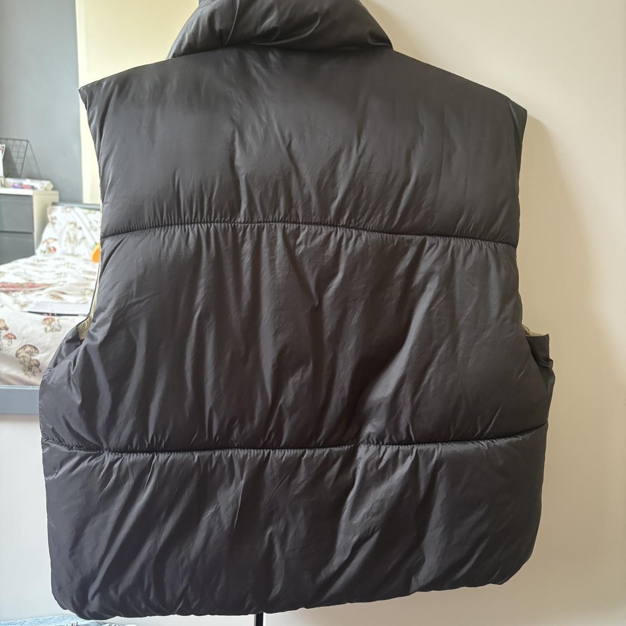 Zara reversible gilet puffer coat/jacket in black... - Depop