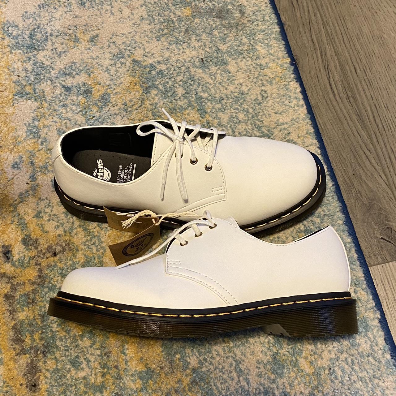 Low white doc martens best sale