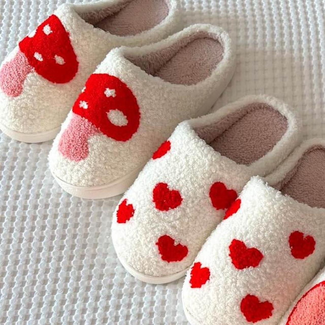 🤍 super cute slippers 🤍 BRAND NEW! NEVER WORN one:... - Depop