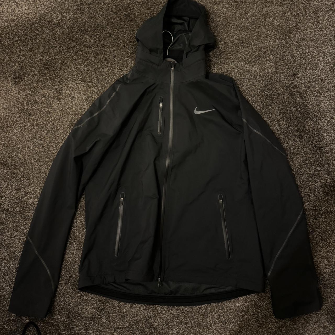 Nike hyper shield light hotsell running jacket