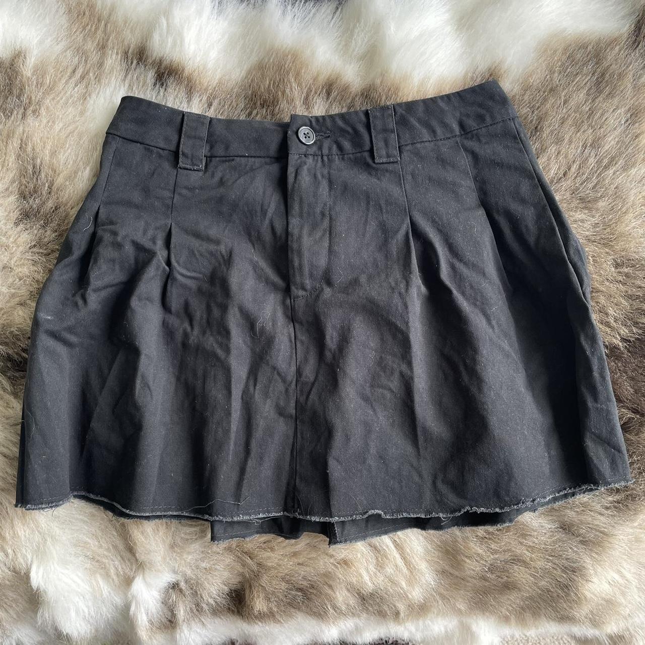 H&M black pleat mini skirt with raw hem, size small - Depop