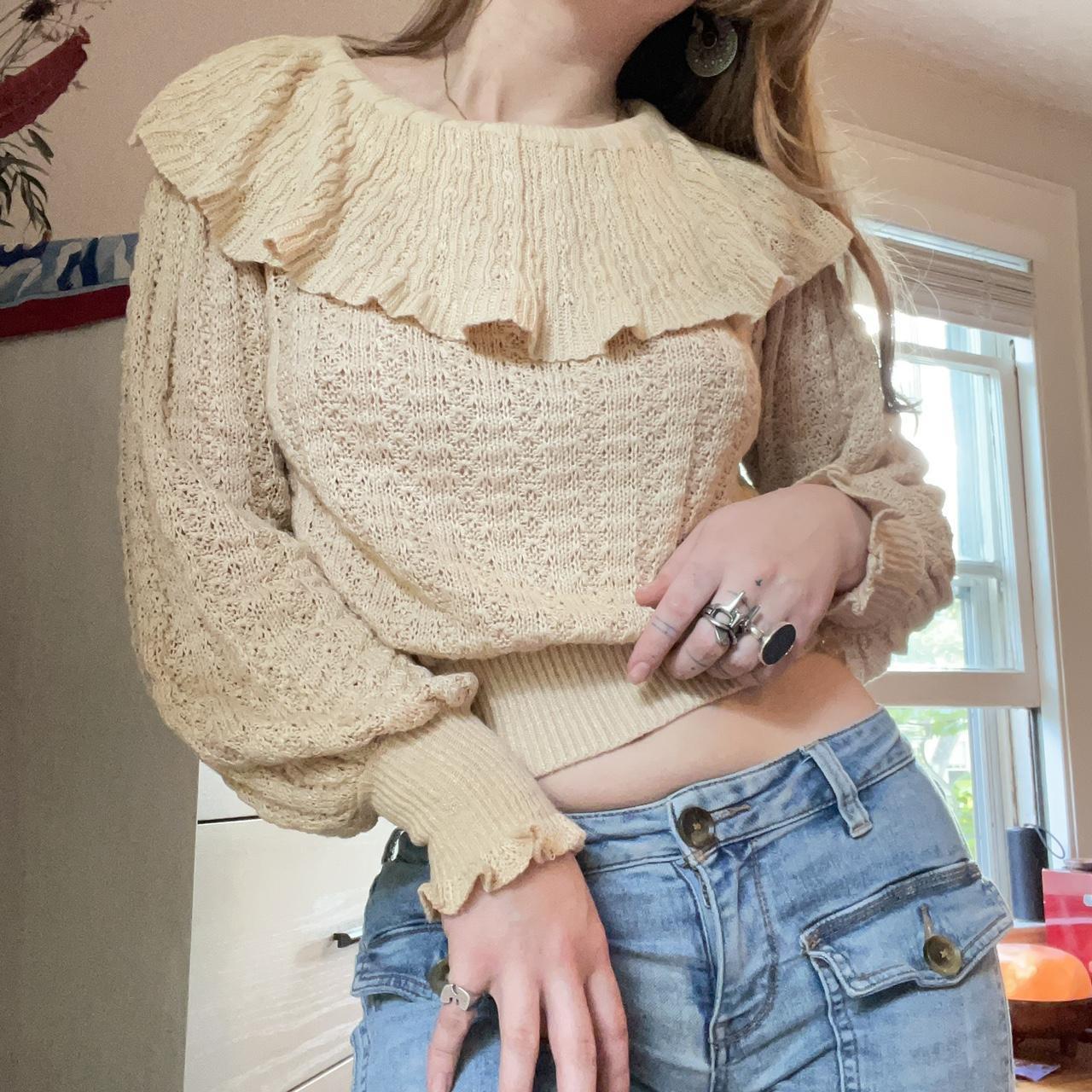 UNIQUE FREE PEOPLE SWEATER Super adorable Depop