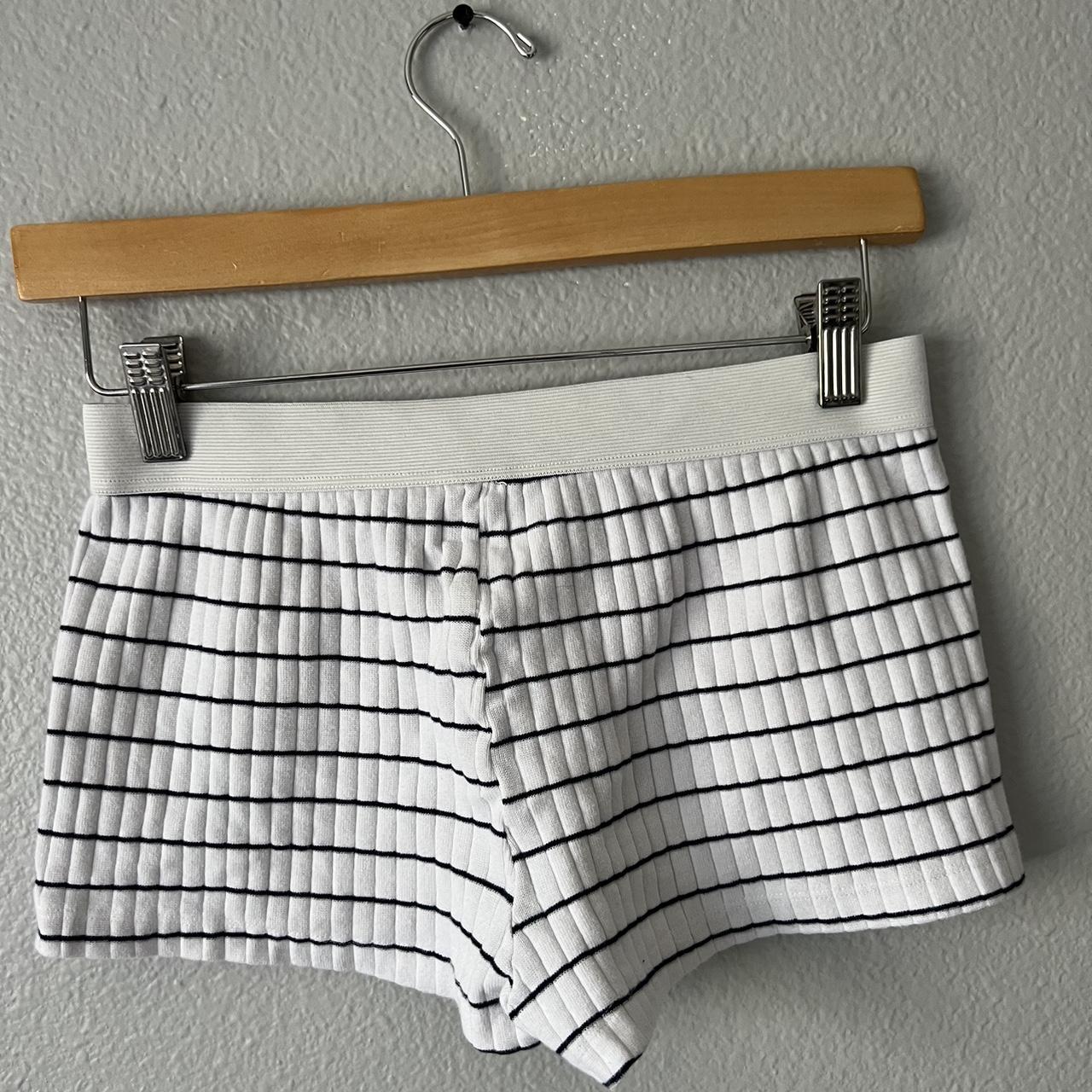Brandy Melville Women's White and Navy Shorts (2)