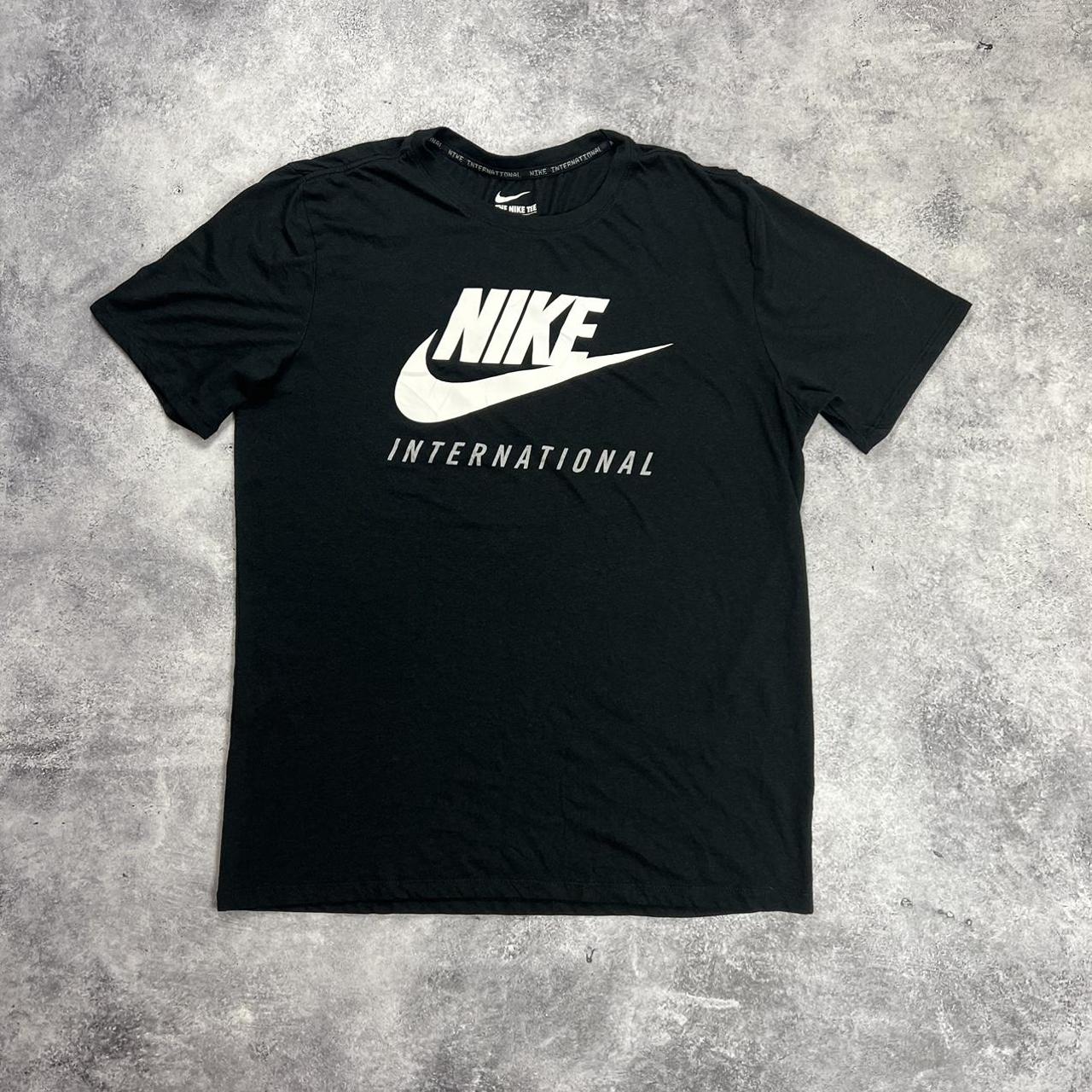 Nike Men's Black And White T-shirt 