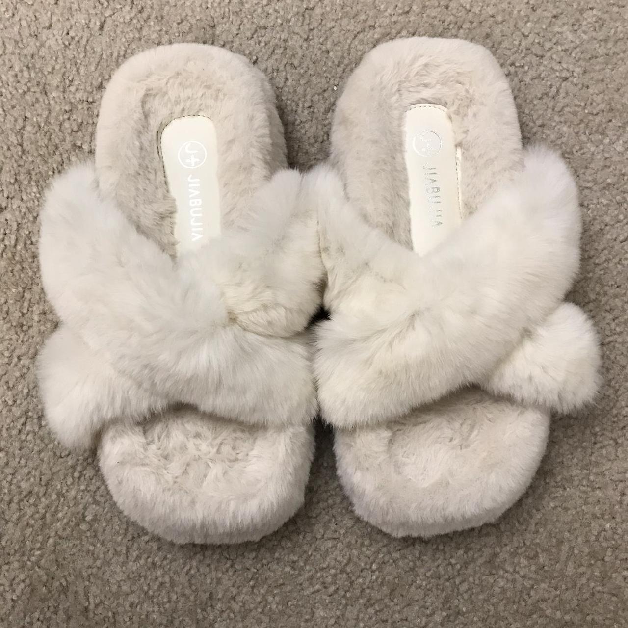 Fluffy outdoor slippers Only try on for Depop