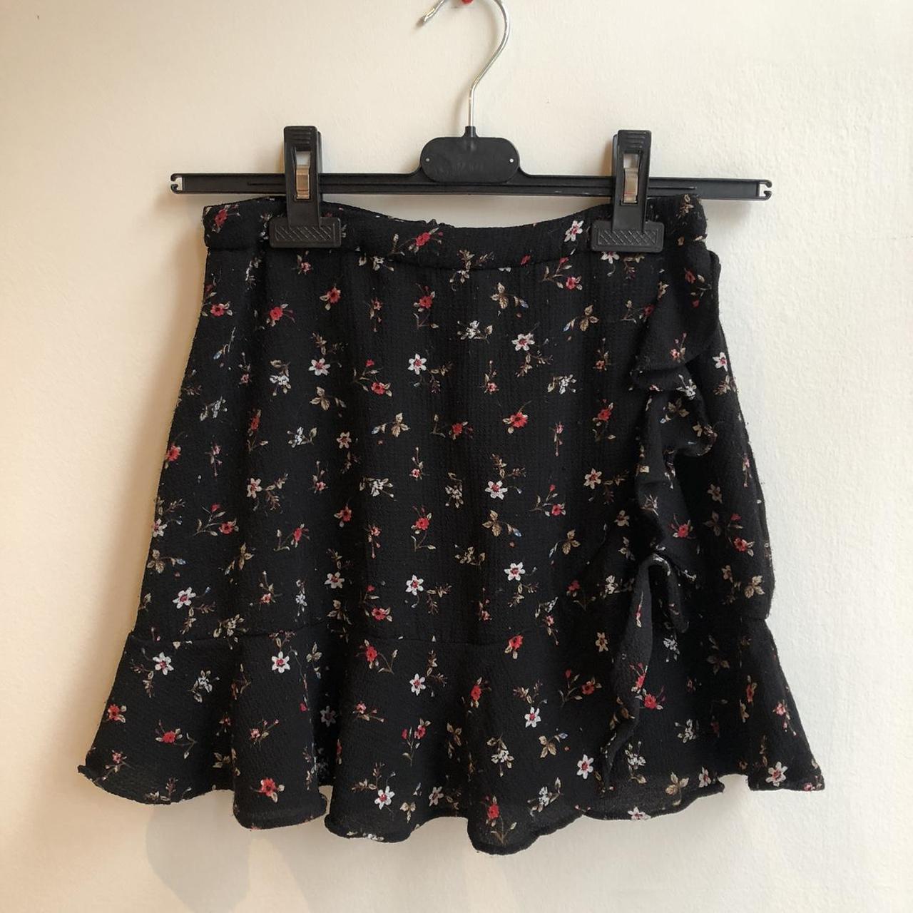 Subdued black ruffle floral skirt Size S Invisible... - Depop