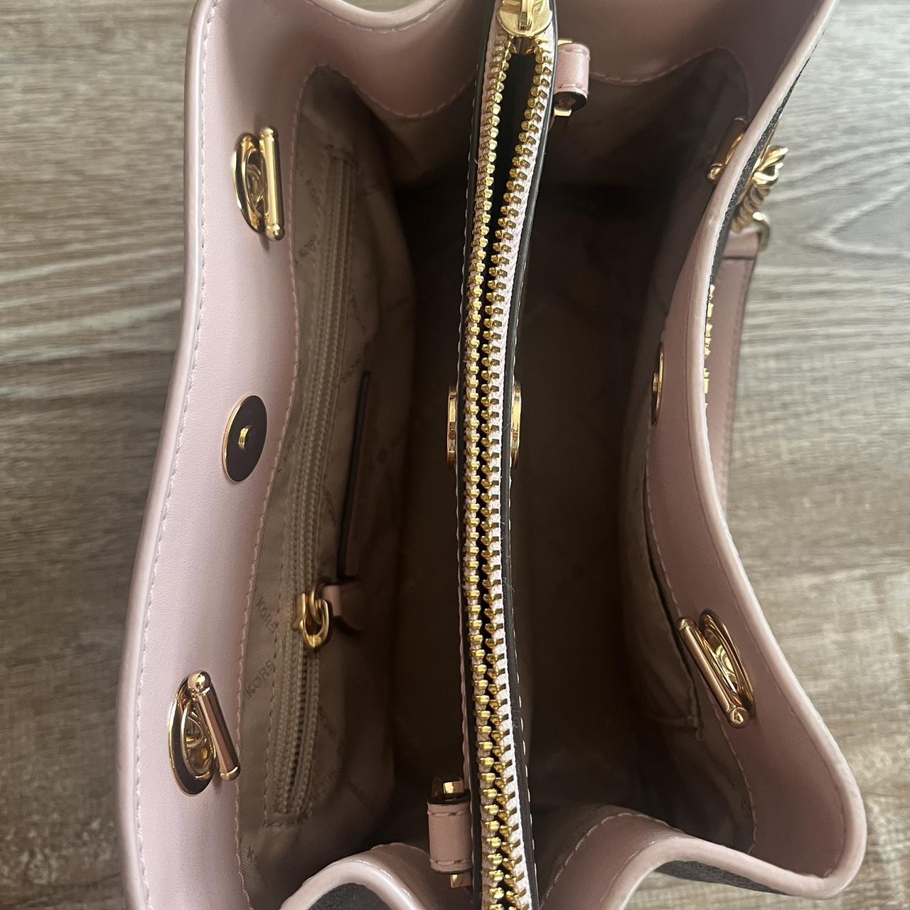 Michael Kors light pink purse 👛 This bag is not old - Depop