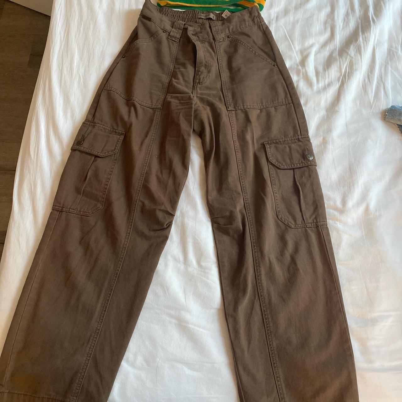 Pull&bear cargo pants. Worn twice. Very comfortable... Depop