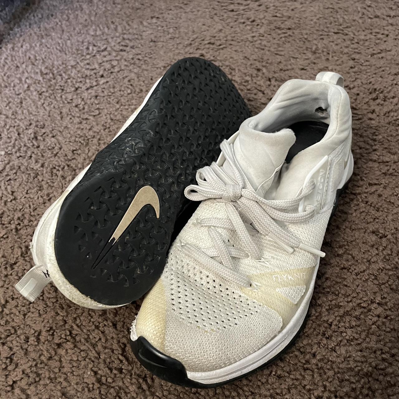 Nike Women's White and Black Trainers (2)