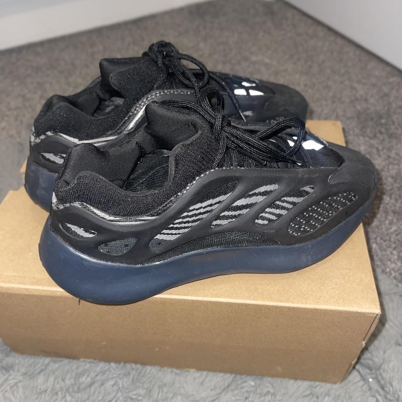 YEEZY 700 V3 DARK GLOW Size UK (will fit Depop