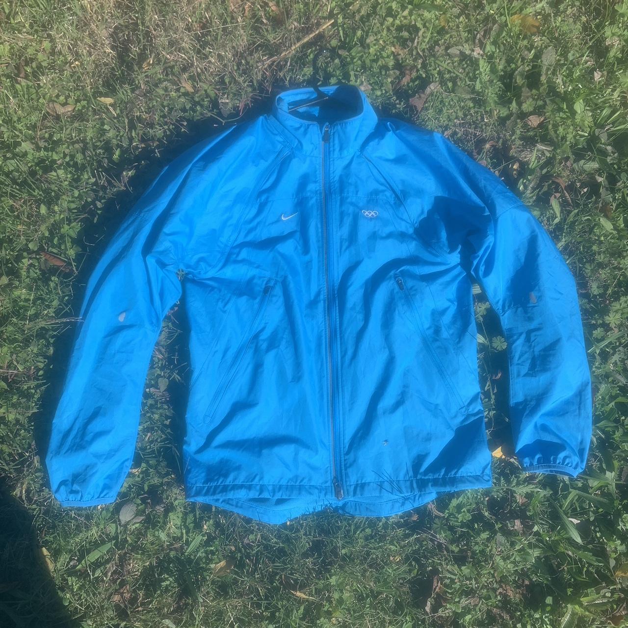 nike jacket that turns into a bag