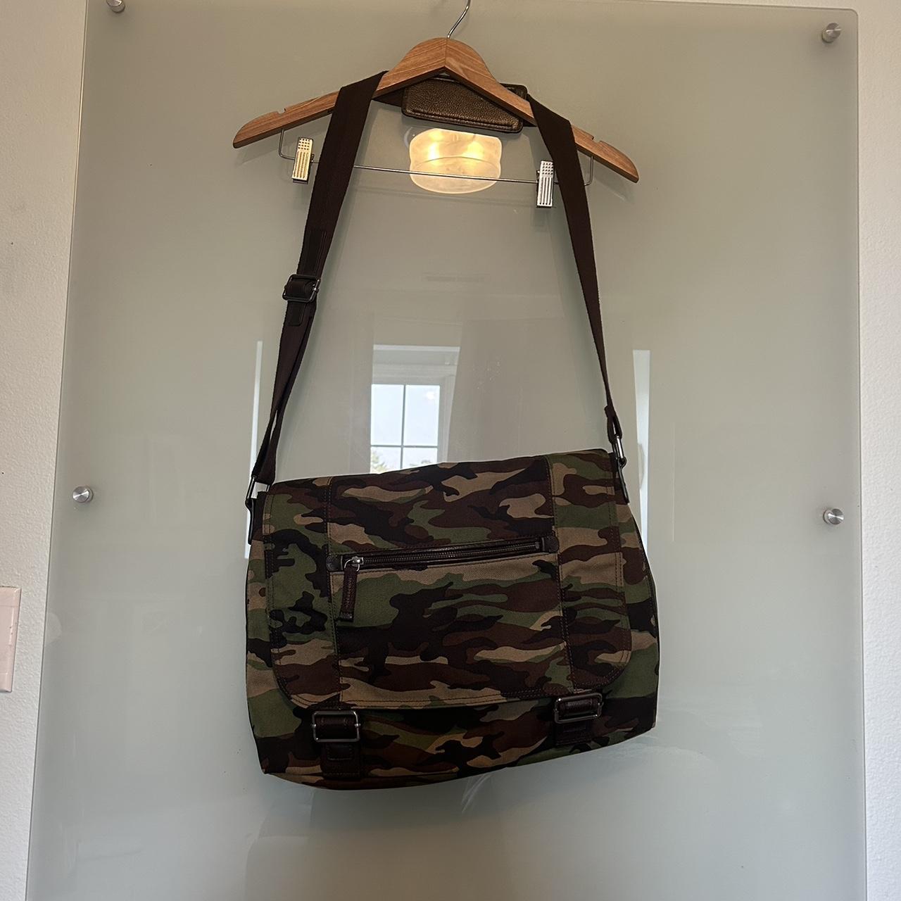 Banana Republic Camo Messenger Bag Amazing bag!! | Depop