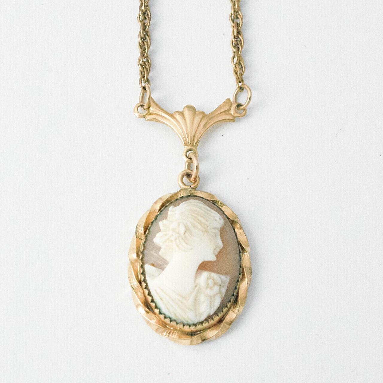 GOLD CAMEO NECKLACE