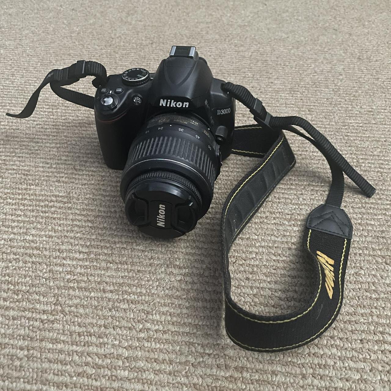 very good condition nikon d3000 comes with Depop