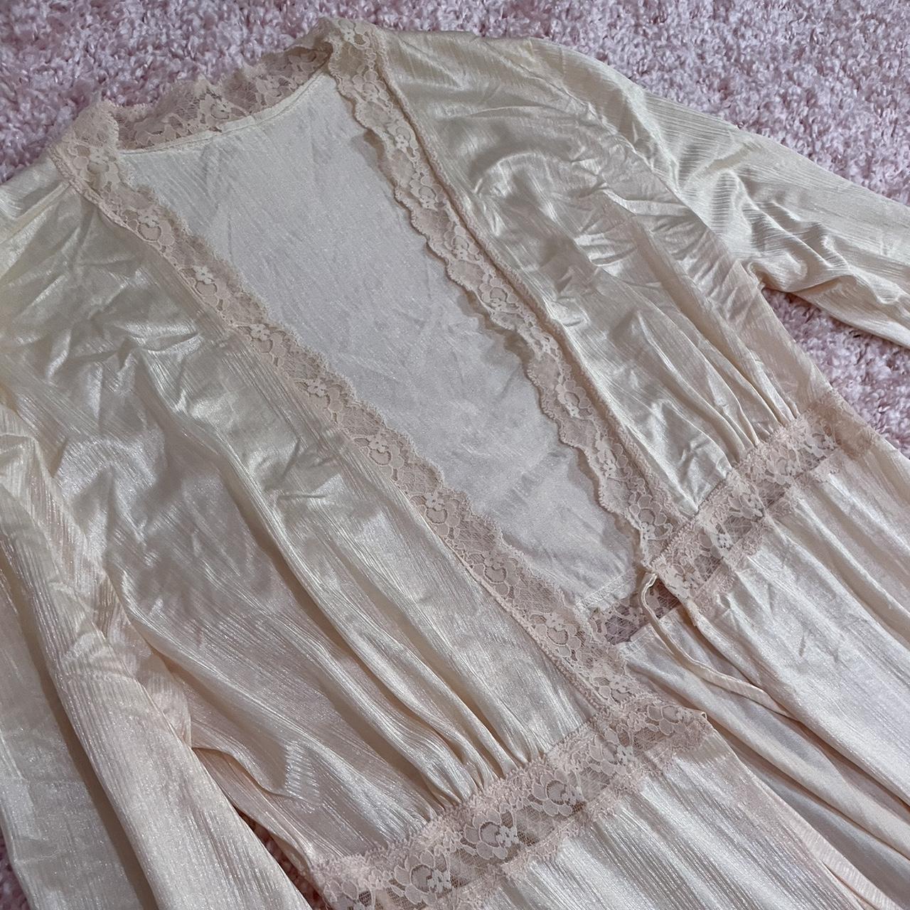 Super vintage peach silk and lace robe in perfect... - Depop