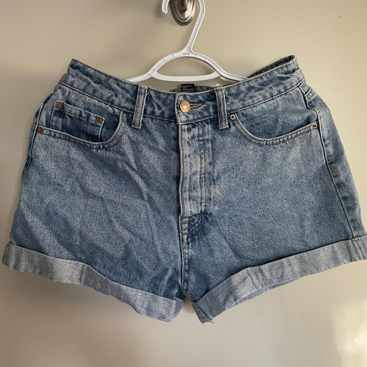 super cute and flattering mom jean shorts. very... - Depop