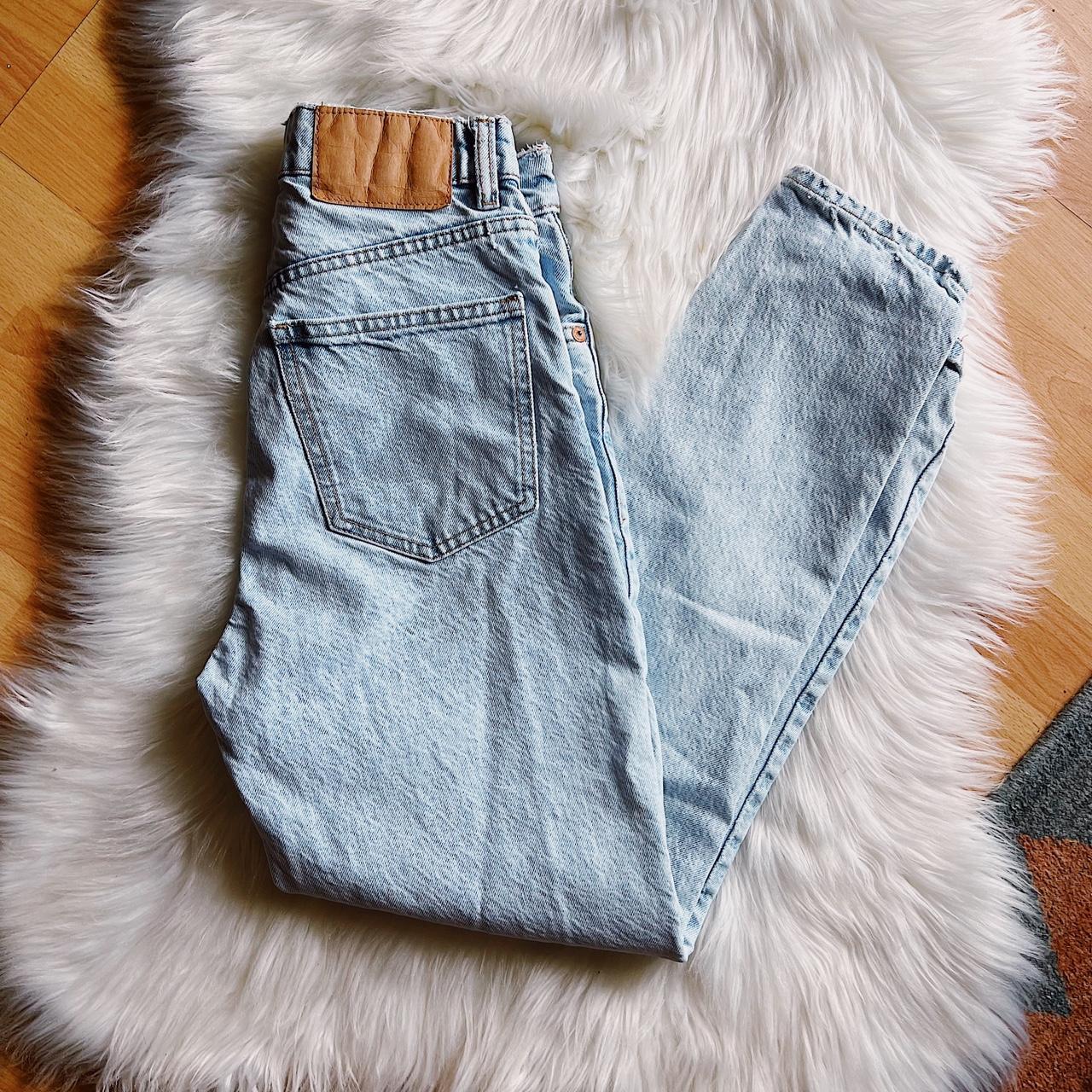 Zara 🤍 Modern light wash Zara jeans! High waisted Depop