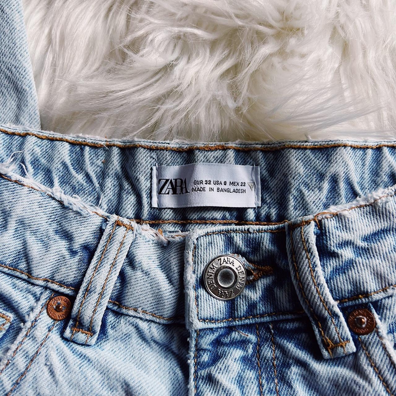 Zara 🤍 Modern light wash Zara jeans! High waisted Depop