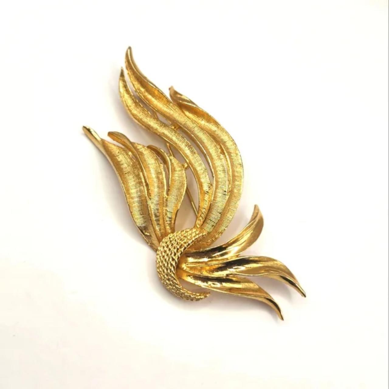 Vintage Estate 80's Swirl Design Lapel Pin Bold Gold - Depop