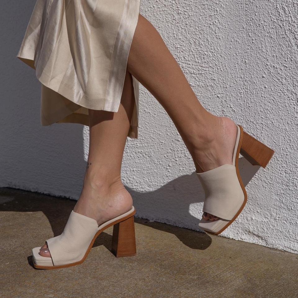 ANISE HEELS SAND NUBUCK – Dolce Vita