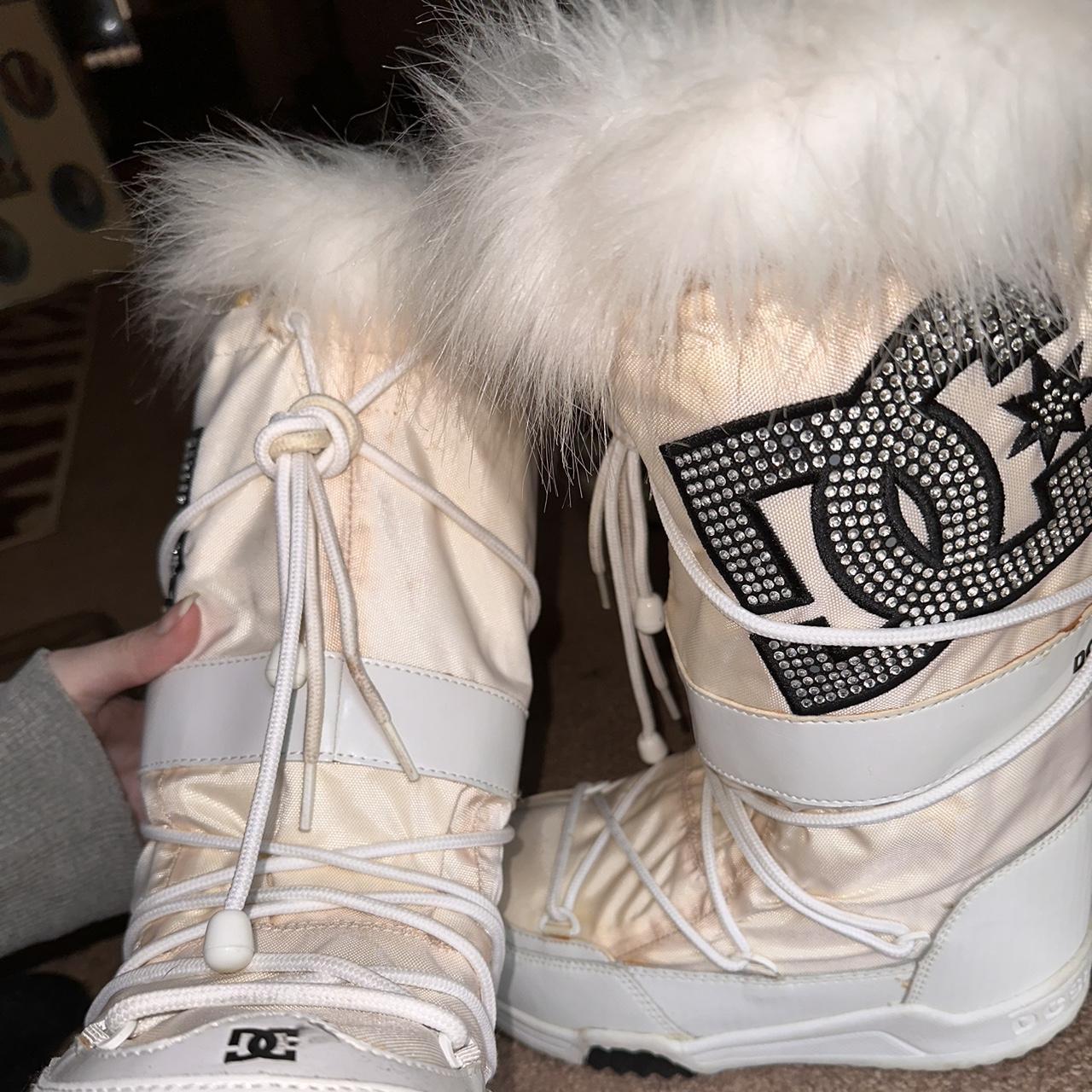 DC SNOW BUNNY MOON BOOTS ❄️Yellowing due to Depop