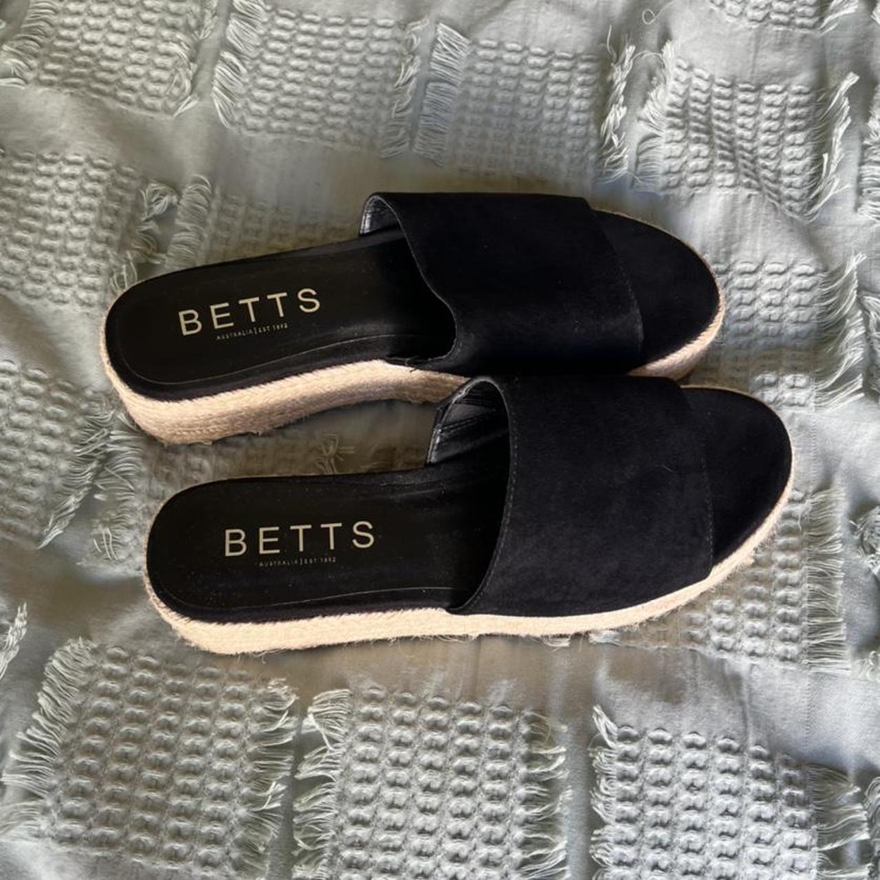 benetton slides black
