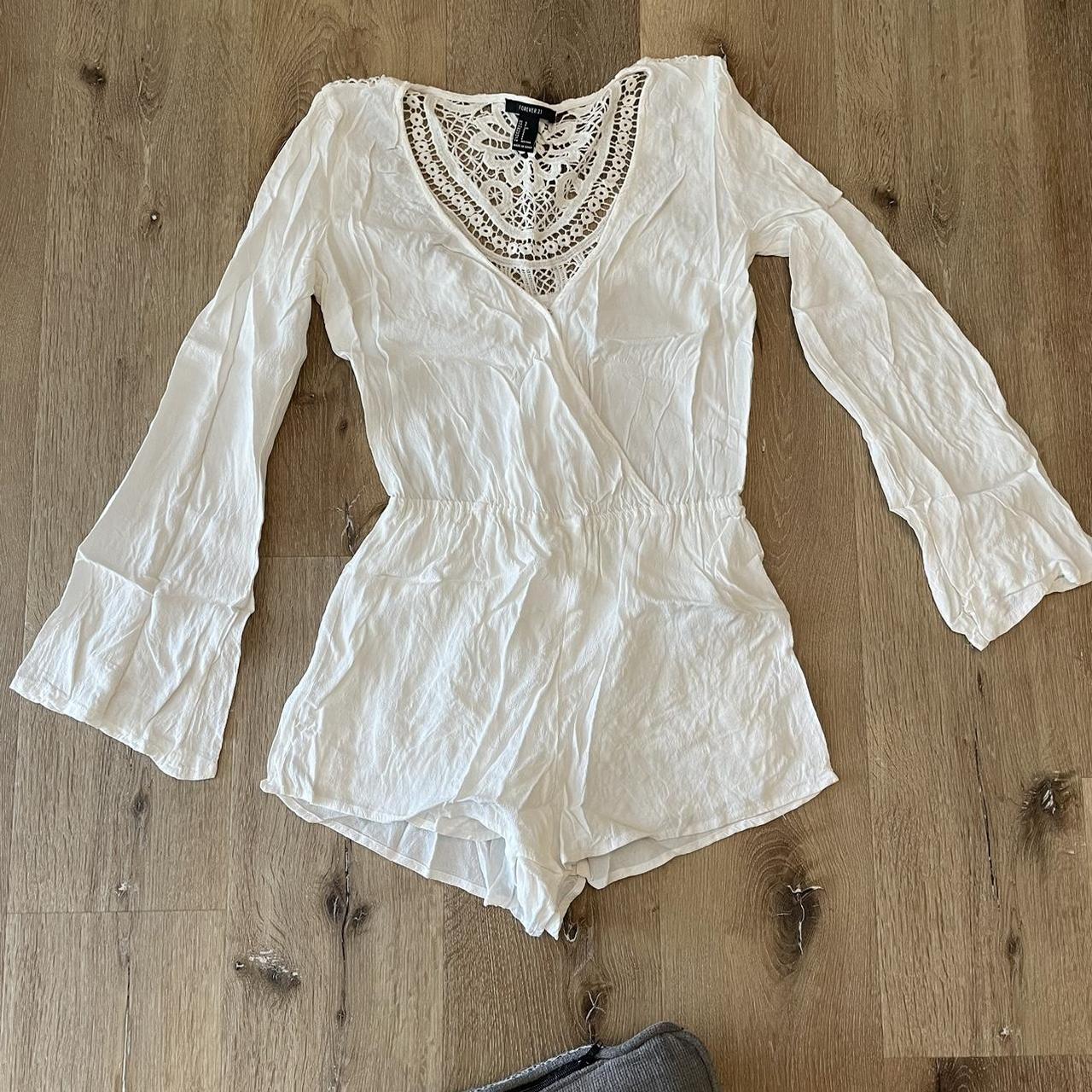 Gorgeous white romper Forever 21 Size small In