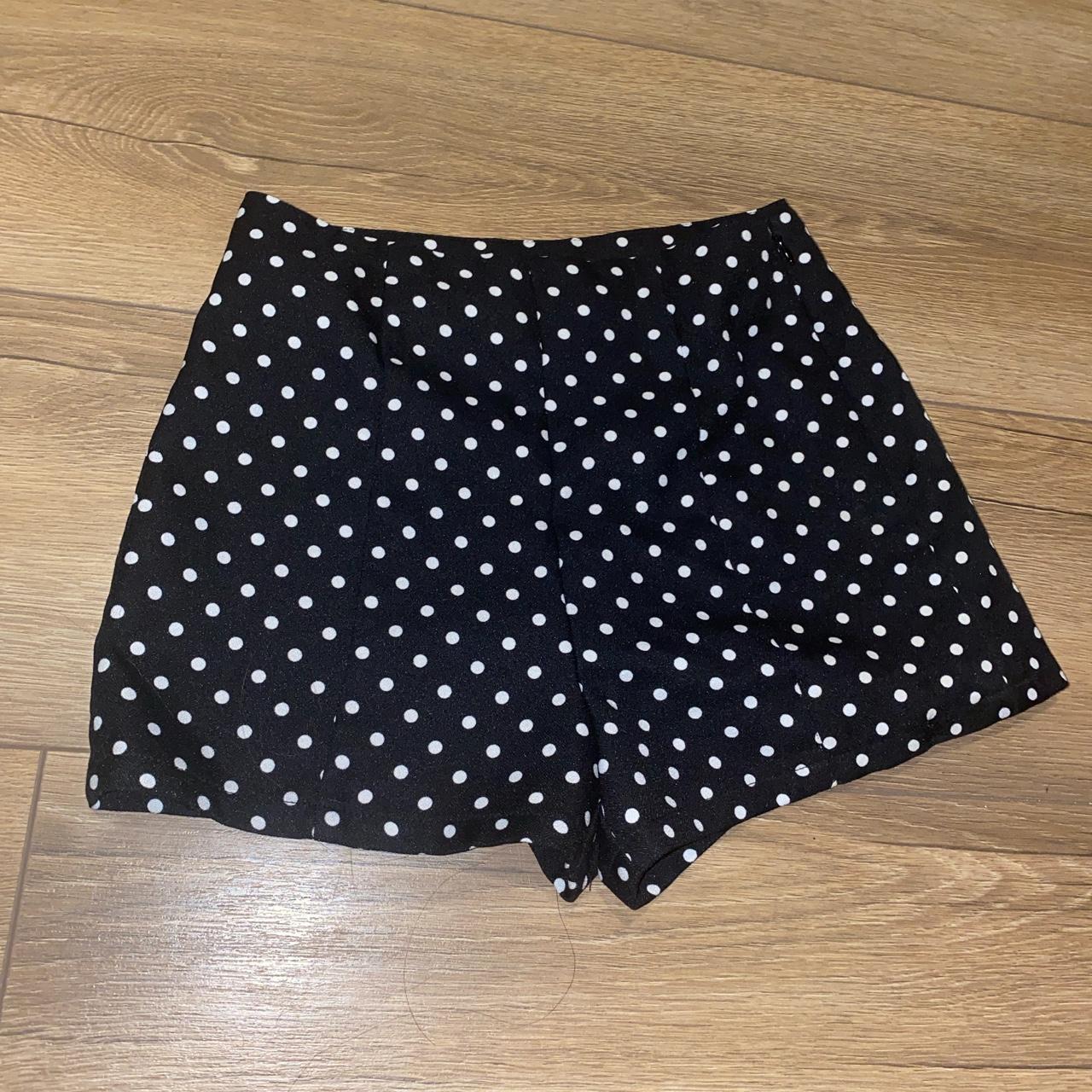 Forever 21 Women's White and Black Shorts | Depop